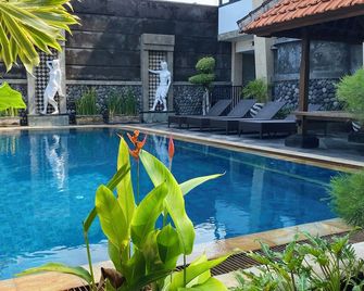 Pepitu Dormitory By Sandat - Kuta - Piscina