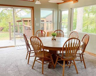 Amazing Private Island Getaway - Outstanding Privacy - Includes a Pontoon - Rome City - Comedor