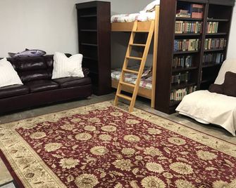 Best Little Buckhouse on Lake Texoma - Texoma Vacation Rentals on 21 Acres - Gordonville - Sala de estar