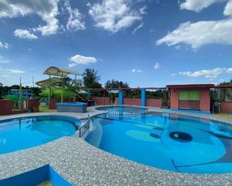 RedDoorz Plus @ Lhexlyn Resort San Narciso - San Narciso - Piscina