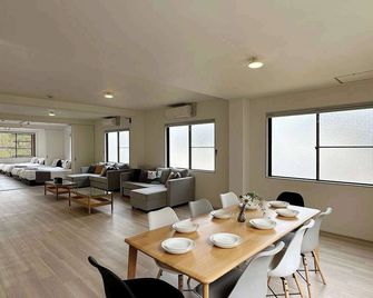 b hotel Kaniwasou 201 2BR Apt, Near Itsukushima Shrine, For 12 Ppl - Hatsukaichi - Eetruimte