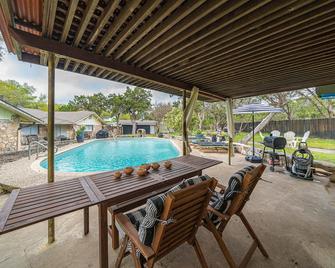 Chic Pool House - Helotes - Pool
