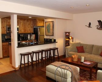 Beautiful Lake Forest Condo, 2Bd / 2Ba, Pool, Hot Tub, Close To Lake And Town. - Tahoe City - Kitchen