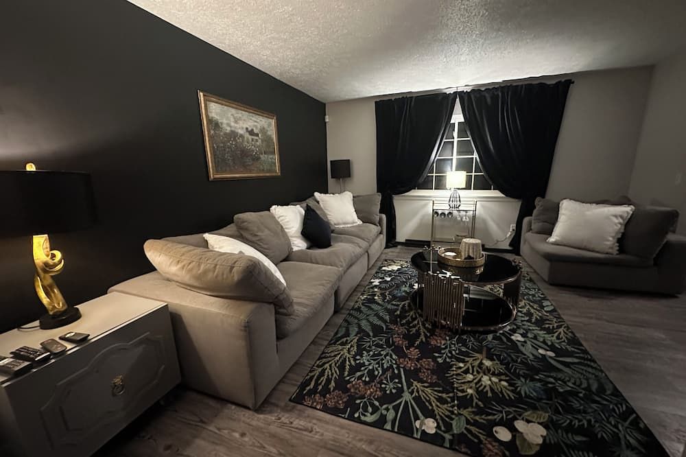 Reno’d 2-br townhome with W/D, D/W, private deck in tranquil Sheffield Terrace