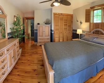 Waterfront Cabin Ideal for Groups and Amazing Living Spaces in Ontario - Long Point - Bedroom