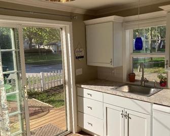 Executive Suite, Kitchen, Bath, Laundry, & Direct Tv - Taylor - Kitchen