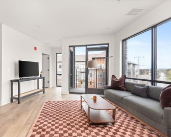 The Eighteen by Kasa - Nashville - Living room