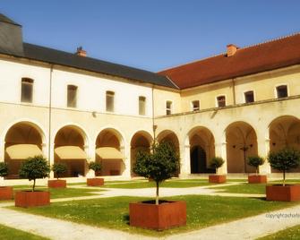 Larbrenville Gîtes Citadins En Centre-Ville Historique - La Charité-sur-Loire - Bâtiment