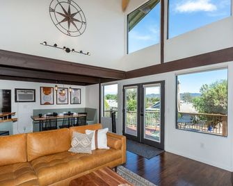 2 miles to downtown Whiskey Row! Cozy Boulder Cabin is family friendly with spa! - Prescott - Living room