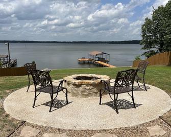 Lakefront Oasis with Private Boat Dock on Lake Palestine - Coffee City - Patio
