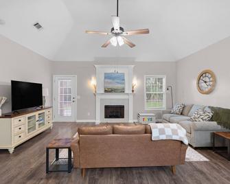 Quiet Family Home - Near Everything - Statesboro - Living room