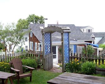 Seaside vacation studio steps from beaches and harbor area in historic Rockport - Rockport - Terasa