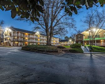 HomeTowne Studios by Red Roof Atlanta - Norcross Downtown - Norcross - Building