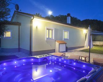 Holiday Home Freeda - Vintijan - Zwembad