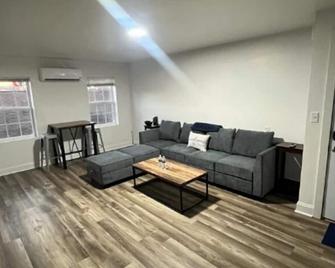 Westover 1br Apt, Pet-Friendly, Near Wvu - Morgantown - Living room