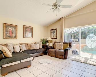 Family Villa W Pool & Game Room - Clermont - Living room