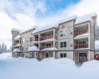 Fully Equipped Creekside Studio with Outdoor Shared Hot Tub and Pet Friendly!! - Vernon - Edificio