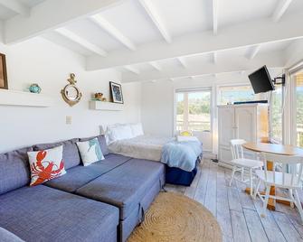 Charming, waterfront studio condo w/ direct beach access - close to town - North Truro - Bedroom