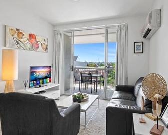 Artsy Destination Compact & Cosy 2 BR Apart at Valley - Brisbane - Living room