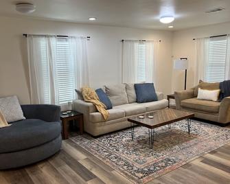 Modern Family Oasis ~ Mins to Hospital/VA, Parking - Temple - Living room
