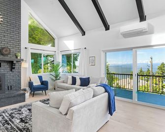 Peaceful Island Getaway Port Susan views - Camano Island - Living room