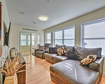 Charming Cottage - Steps to Point Pleasant Beach! - Point Pleasant Beach - Living room