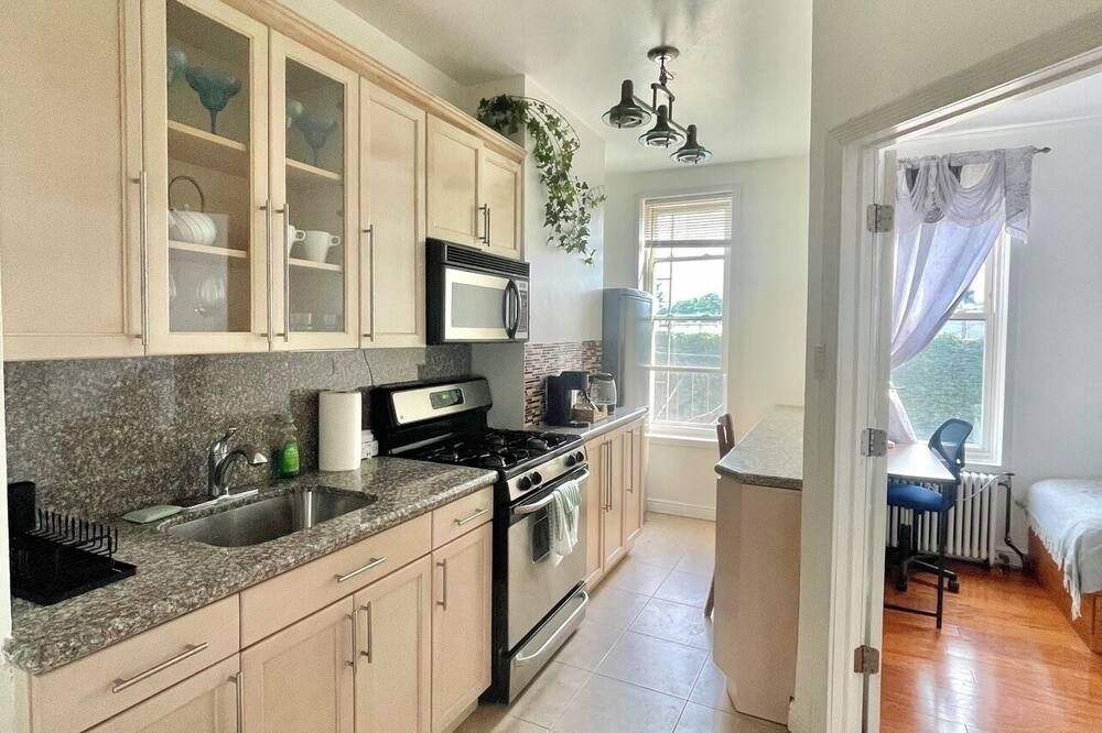 Beautiful 2BR with Private Entrance - Near Subway - 30min to Manhattan - بروكلين - مطبخ