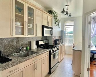 Beautiful 2BR with Private Entrance - Near Subway - 30min to Manhattan - Brooklyn - Kitchen