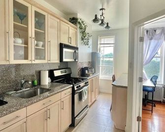 Beautiful 2BR with Private Entrance - Near Subway - 30min to Manhattan - بروكلين - مطبخ