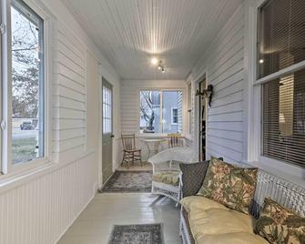 Walk to Lake Superior Ontonagon Home with Fire Pit! - Ontonagon - Living room