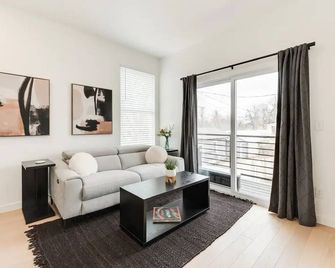 Plaza Penthouse w/Rooftop Terrace - a 5 min. walk to the historic Plaza District - Nicoma Park - Living room