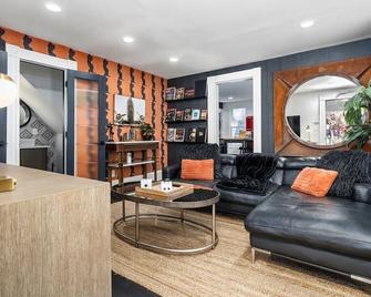 Mozart Flat with Hot Tub! Free Parking! - Columbus - Lounge