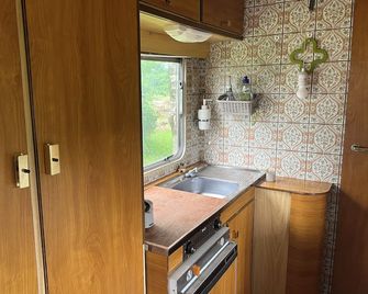 Vintage caravan, Nature stay at Michelle's. - Montceau-les-Mines - Küche