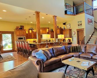 Luxury Home- On the Golf Course w/ Private Hot Tub - Redmond - Sala de estar