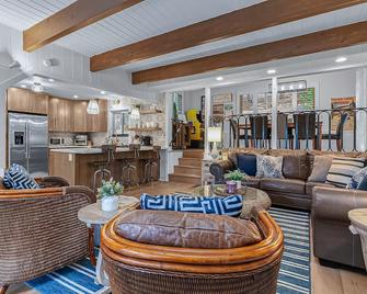 Serene cabin near Lake Arrowhead Village with wraparound deck & forest views - Lake Arrowhead - Sala de estar