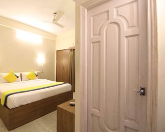Deluxe AC Room at Anamitra Guest House #5 - Kolkata - Bedroom
