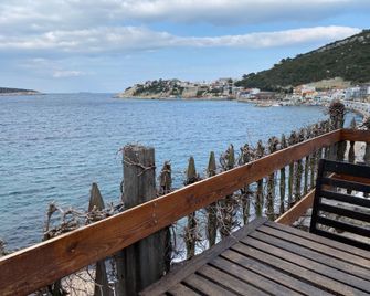 Yali Butik Pansiyon - Karaburun - Balkón