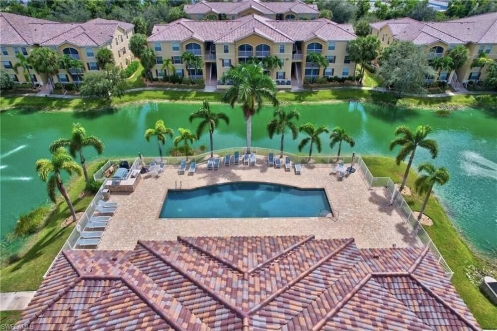 Upscale Ground Floor Retreat: Luxury Condo - فورت ميرس - حوض السباحة