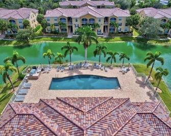 Upscale Ground Floor Retreat: Luxury Condo - Fort Myers - Piscina