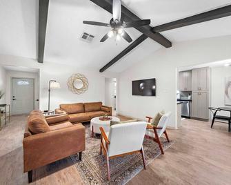 Cozy and Stylish 3-Bedroom Family Retreat - Pasadena - Living room