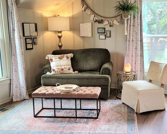 The Compass Loft Studio Near Tsu With Ev Charger - Stephenville - Living room