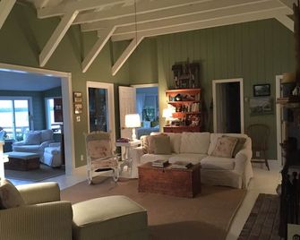 Perfect Lake Retreat featured in Yankee Magazine. Newly Renovated in 2015! - Wolfeboro - Living room