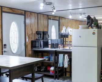 Clean, Fresh, Sleeps 8, big screens TVs, WiFi in enjoyable Pocatello - Pocatello - Kitchen