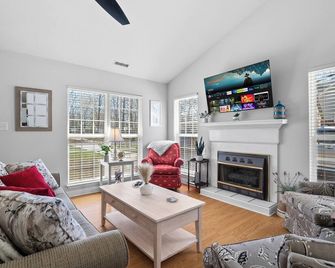 Charming 3-bedroom Home in Monroe with a Pool Table and Fire Pit, WiFi - Monroe - Wohnzimmer