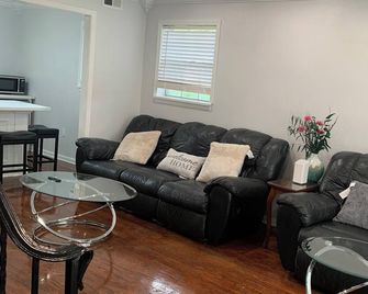 Cozy and spacious house: 7 beds & 3 bathrooms only 2 miles from I-10 - Gonzales - Σαλόνι