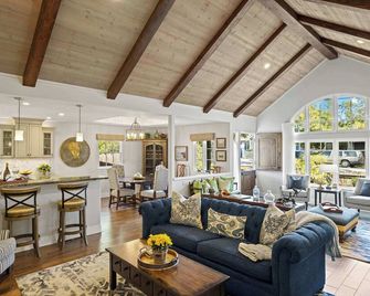 Pacific Serenade: Brand New Remodel - Carmel-by-the-Sea - Sala de estar