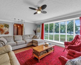 Park Bungalow #4 - Seacliff Beach Suites - Leamington - Obývací pokoj