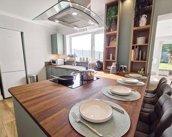 Luxury Sea View Retreat with Hot Tub Sleeps 8 - Dover - Essbereich