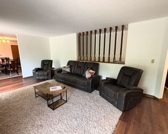Spacious 2-bedroom home, located on 2nd floor. - Crete - Sala de estar