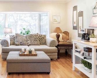 Bright Garden Guest Suite in Los Gatos, Heart of Silicon Valley - Los Gatos - Living room